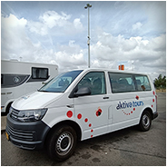 Onze minibus tijdens een stop onderweg op de heenreis, © Arno Lucas