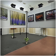 Foto's opgehangen aan de borden | Expositie Fotogroep Vlijmen 2023, © Arno Lucas