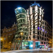 Tančící dům (Dansende huis) in de avond, © Arno Lucas