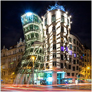 Tančící dům (Dansende huis) in de avond, © Arno Lucas