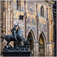 Socha sv. Jiří s kašnou / Statue of Saint George op het terrein van de Praagse Burcht, © Arno Lucas