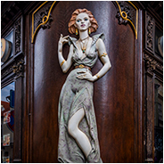Een Jugendstil decoratie op een gebouw midden in de stad, © Arno Lucas