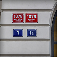 In Praag worden twee soorten huisnummers gebruikt, namelijk de daadwerkelijke huisnummer (blauw bordje) en een kadastraal nummer (rood bordje), © Arno Lucas