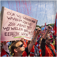 Actie voeren op Jaarbeursplein in Utrecht voor meer salaris SW- en PW-indicatie, © Arno Lucas