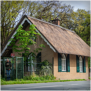 Een oud boswachtershuisje langs de route, © Arno Lucas