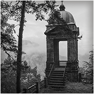 Dit uitkijkpunt (Labská stráž) was omgeven met mist, © Arno Lucas