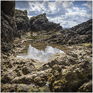 De kust was behoorlijk rotsachtig, © Arno Lucas