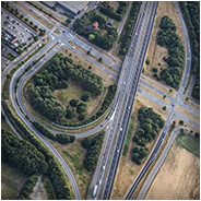 Een afslag van de snelweg gezien vanuit de lucht, © Arno Lucas