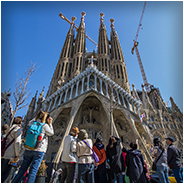 Voorbeeld: Toeristen kijken en fotograferen bij Sagrada Famìlia, © Arno Lucas