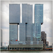 De Rotterdam gebouw is een imposant gebouw met drie hoge torens, © Arno Lucas