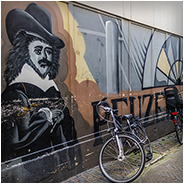 Een muurschildering in de Peuzelaarsteeg in Haarlem, © Arno Lucas