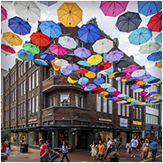 Deze kleurrijke paraplu's hangen op verschillende plekken in het centrum, © Arno Lucas