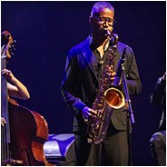 Bassiste Naïma Girou samen met saxofonist Irving Acao tijdens November Music, © Arno Lucas