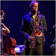 Bassiste Naïma Girou samen met saxofonist Irving Acao tijdens November Music, © Arno Lucas