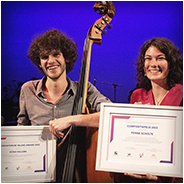 Winnaars Peter Willems en Fenne Scholte tonen hun prijs van het Conservatorium Talent Award 2022, © Arno Lucas