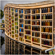 Deze muur had verschillende flessen waar de zonlicht naar binnen scheen, © Arno Lucas