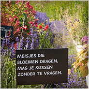 Meisjes die bloemen dragen, mag je kussen zonder te vragen, © Arno Lucas