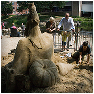 Een zandsculptuur gemaakt tijdens het Slokdarmfestival in 2008, © Arno Lucas
