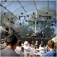 Het hoofdpodium in het Julianapark in Veghel tijdens Slokdarmfestival 2010, © Arno Lucas