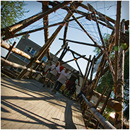 Een houten loopbrug gemaakt door de Scouting tijdens Slokdarmfestival 2010, © Arno Lucas