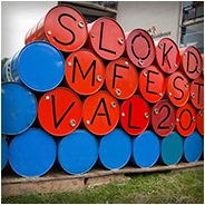 Tonnen met de letters van het Slokdarmfestival in 2012, © Arno Lucas