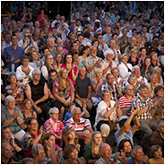 Publiek geniet van een optreden tijdens het Slokdarmfestival in 2012, © Arno Lucas