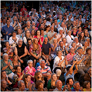 Publiek geniet van een optreden tijdens het Slokdarmfestival in 2012, © Arno Lucas
