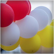 Kroegen aan de Parade hebben ballonnen in de Oeteldonkse kleuren ter versiering buiten gehangen, © Arno Lucas