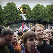 Het bevrijdingsvuur temidden van het terrein, © Arno Lucas