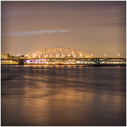 Avondfoto van de Waalbrug en Waalkade in Nijmegen, © Arno Lucas