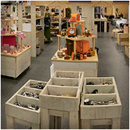 Overzichtsfoto curiosa afdeling van de winkel Vindingrijk Kringloopwinkel in Den Bosch, © Arno Lucas
