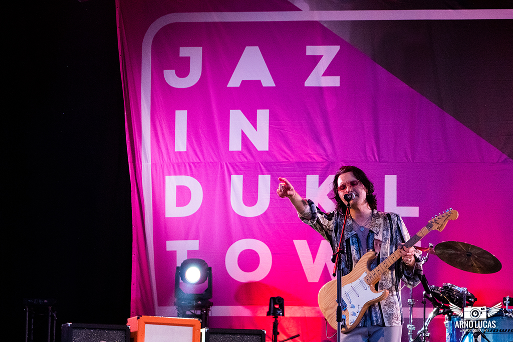 Zoek de 5 verschillen - Jett rebel tijdens Jazz in Duketown, © Arno Lucas